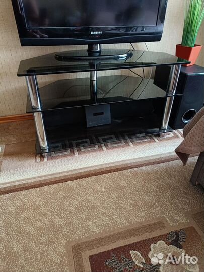 Стеклянная тумба под тв