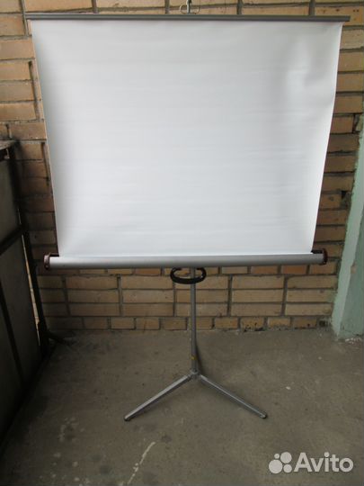 Раздвижной экран в комплекте с треногой