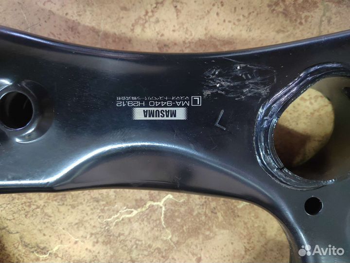 Нижний рычаг Королла Аурис