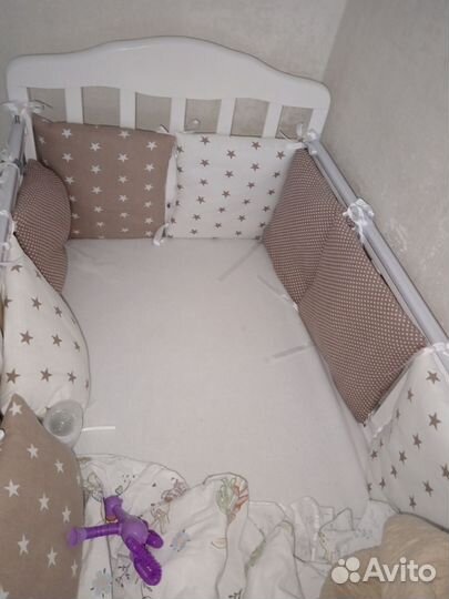 Детская кроватка с маятником