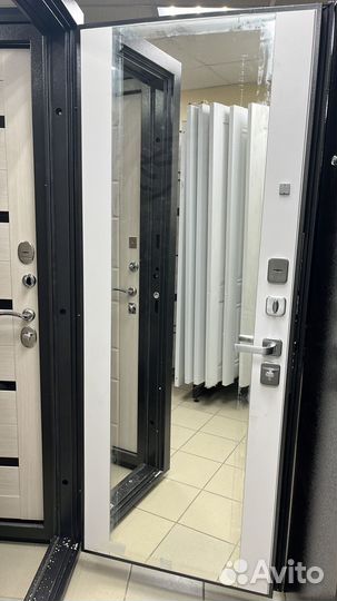 Дверь входная с зеркалом