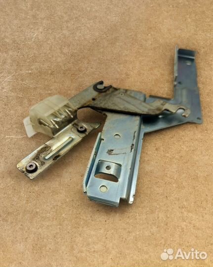 Петля двери левая посудомоечной машины Bosch