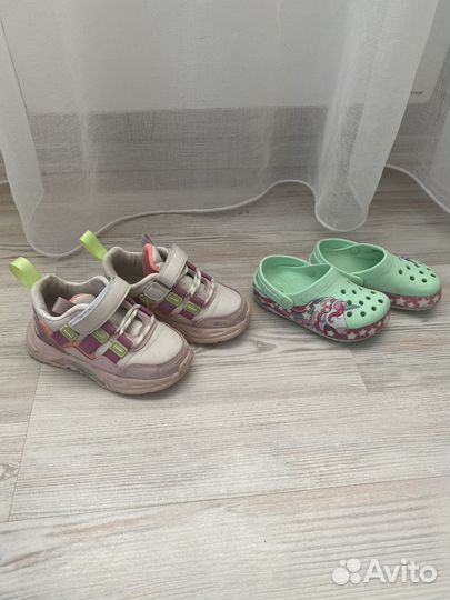 Обувь на девочку. шлепки crocs и кроссовки