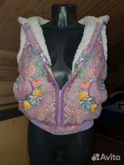 Жилетка безрукавка с капюшоном