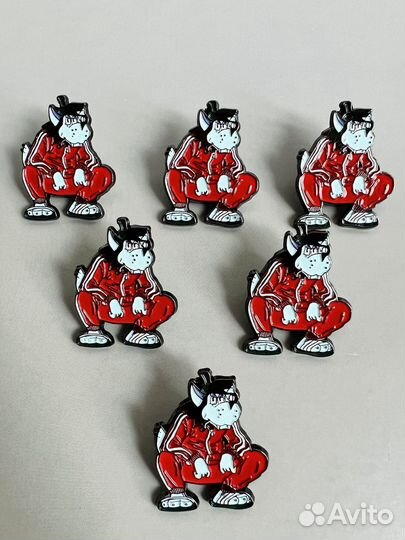 Волк из Ну погоди значок в спортивном костюме пин