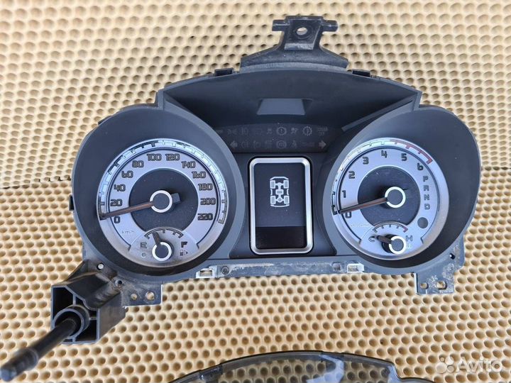 Панель приборов Mitsubishi Pajero 4