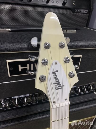 Электрогитара Gibson Flying V, цвет белый
