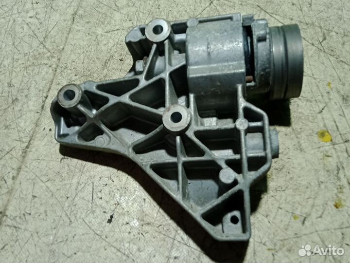 Кронштейн компрессора кондиционера Volkswagen