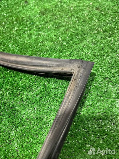 Уплотнитель передней правой двери на Hyundai Accen