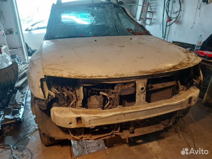Renault Duster 2.0 МТ, 2017, битый, 98 000 км