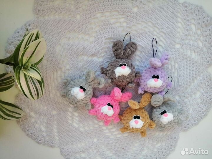 Вязаная игрушка заяц