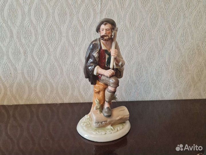 Дровосек статуэтка фарфор