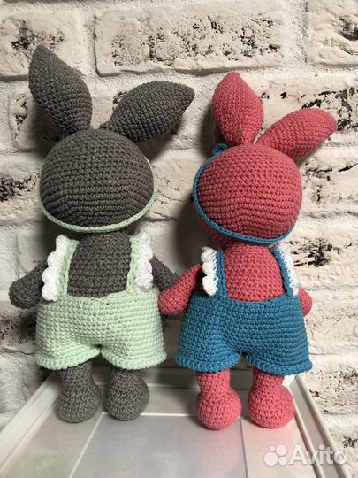 Зайчик в комбинезоне вязаный