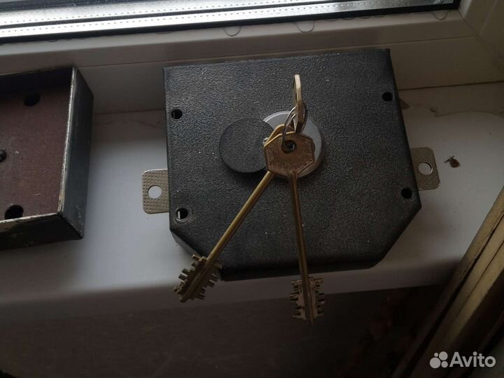 Замок дверной бу