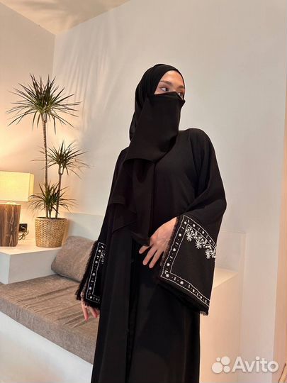 Абая с красивой вышивкой на рукавах