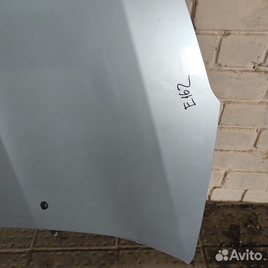 Капот со значком Peugeot 4007