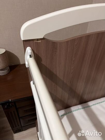 Детская кроватка с маятником