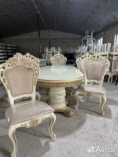 Стол и стулья