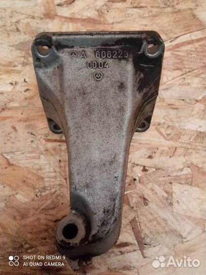 Кронштейн опоры двигателя левый Mercedes Benz w210