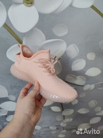 Кроссовки женские