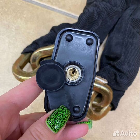 Толстая противоугонная цепь с замком