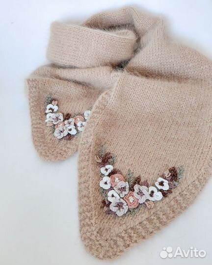 Детский вязаный шарф ручной работы с вышивкой