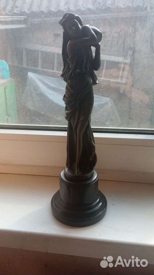 Бронзовая статуэтка. Девушка с кувшином