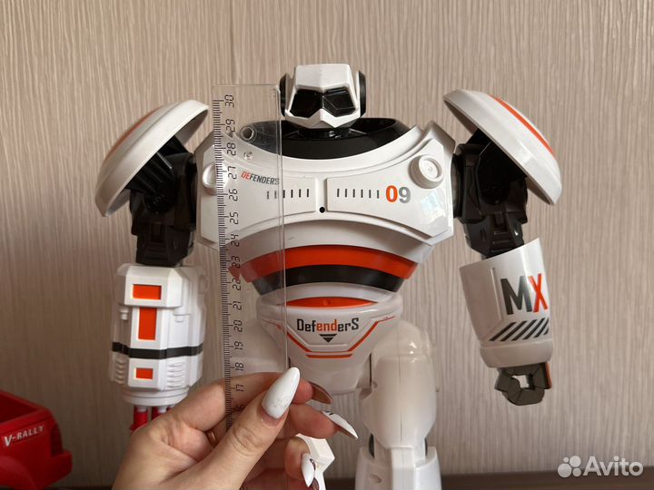 Белый интерактивный робот Defenders на пульте