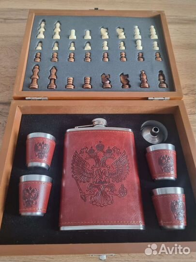 Фляга в наборе с шахматами