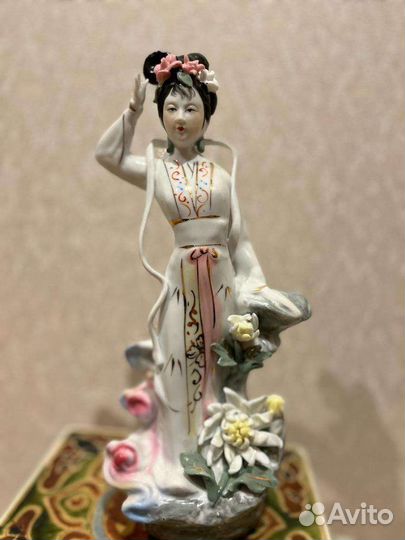 Статуэтка фарфор