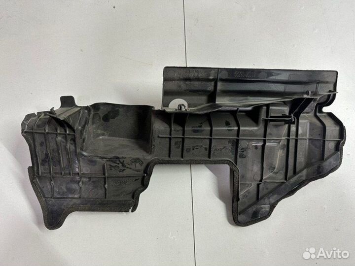 Дефлектор радиатора передний правый Toyota Camry