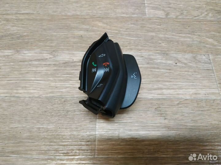 Кнопка управления магнитолой на руле Ford Focus 3