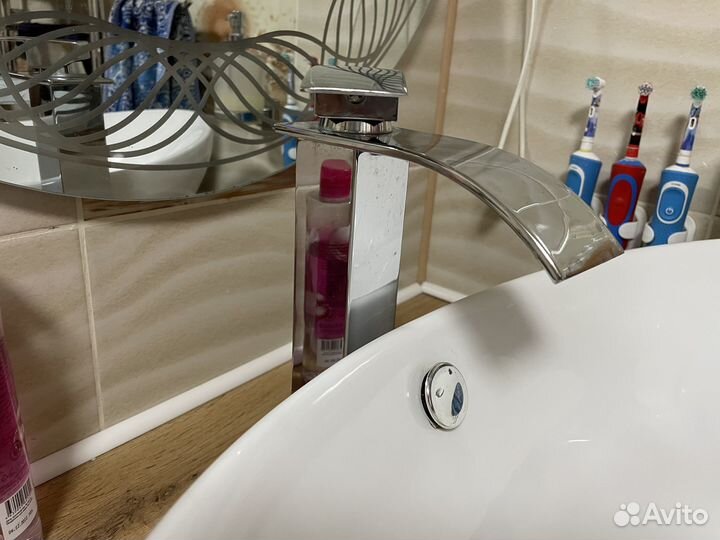 Накладная раковина со смесителем