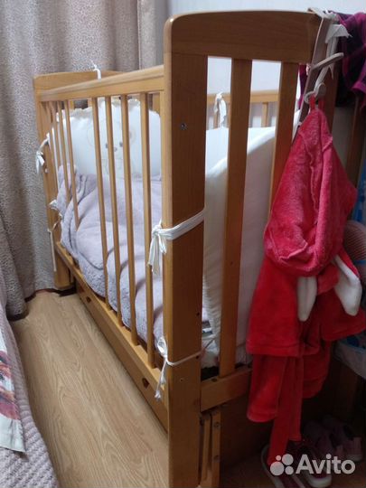 Кроватка детская из массива