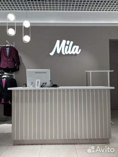 Стойка ресепшн с рейками