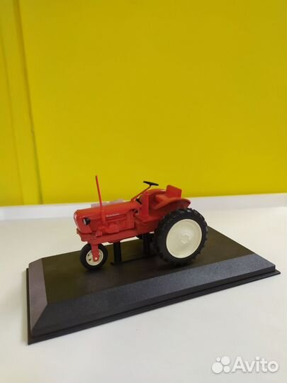 Модель трактора в масштабе 1 43