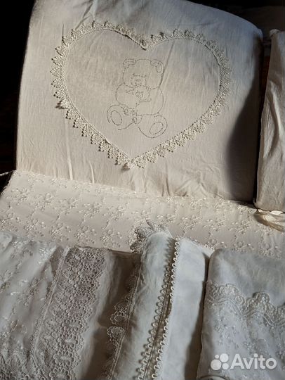 Бортики и постельное белье в кроватку