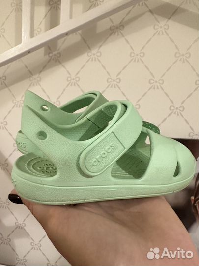 Босоножки детские crocs