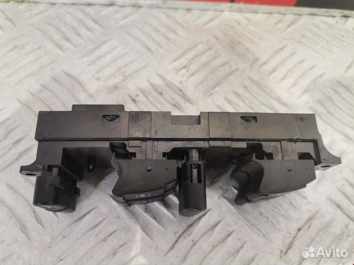 Блок управления стеклоподъемниками Volkswagen Golf