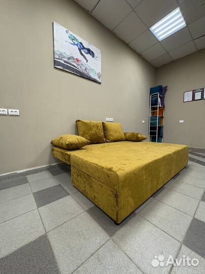 Диван новый горчичный плюшевый