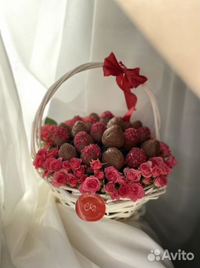 Клубника в шоколаде с цветами