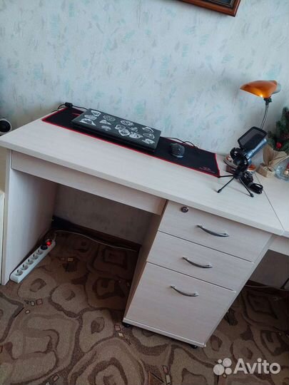 Письменный стол