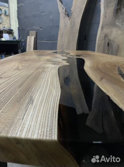 Стол из эпоксидной смолы и слэба