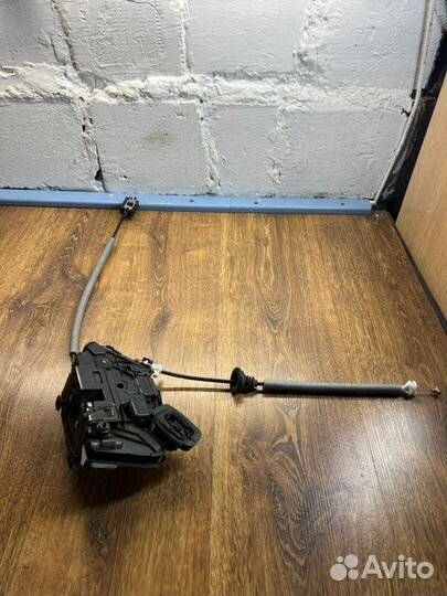 Замок боковой двери задний правый Skoda Rapid