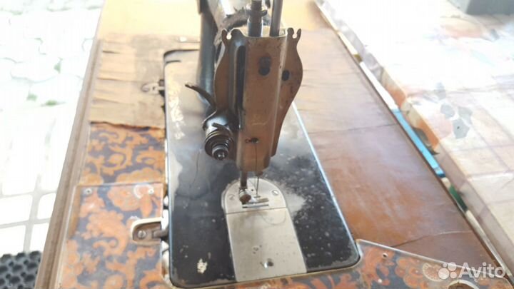 Швейная машинка ножная П.Г.М.З. класса Zinger