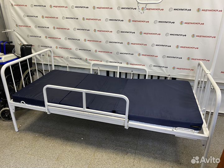 Кровать с подъемным механизмом и матрасом