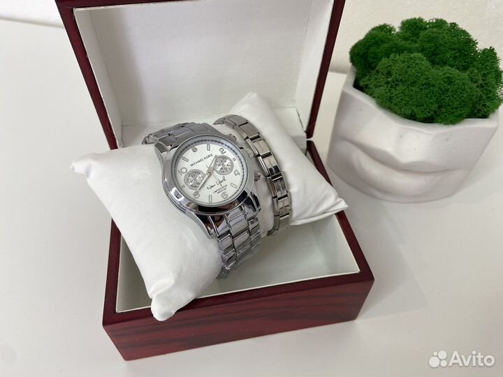 Часы кварцевые женские