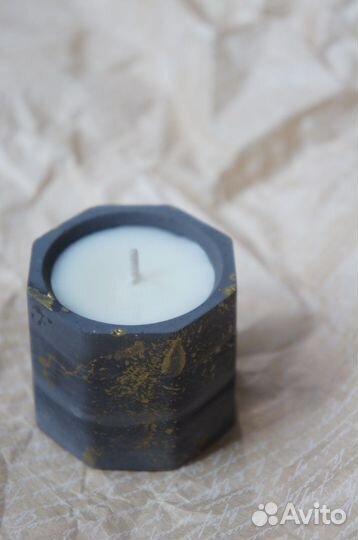 Свеча в гипсовом или бетонном подсвечнике