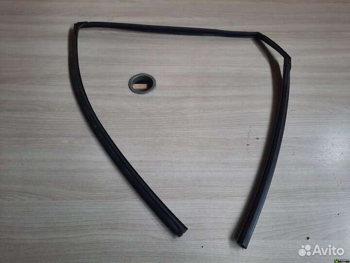 Уплотнитель стекла задний правой двери Toyota Auri