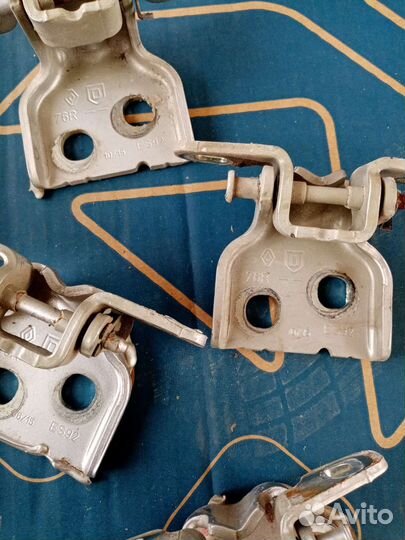 Петля двери Renault Duster